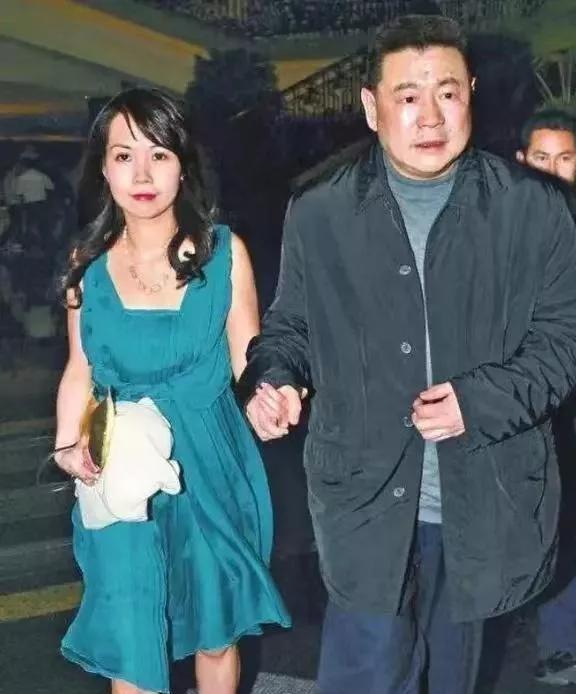 Bsport·B体育吕丽君：交好李嘉诚儿媳和教练合体练瑜伽日子过得比甘比自在(图3)