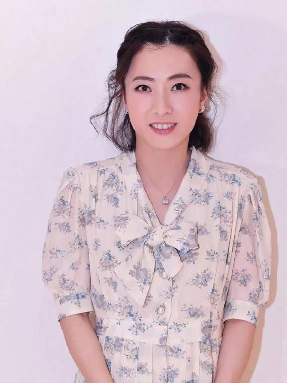 Bsport·B体育吕丽君：交好李嘉诚儿媳和教练合体练瑜伽日子过得比甘比自在(图7)